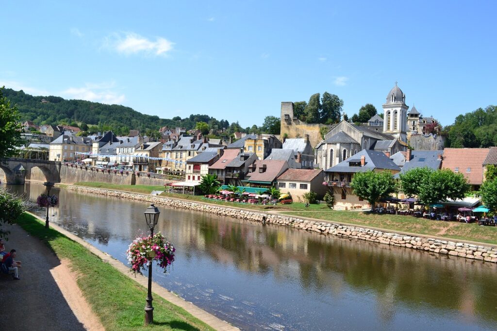 town, river, houses-889580.jpg